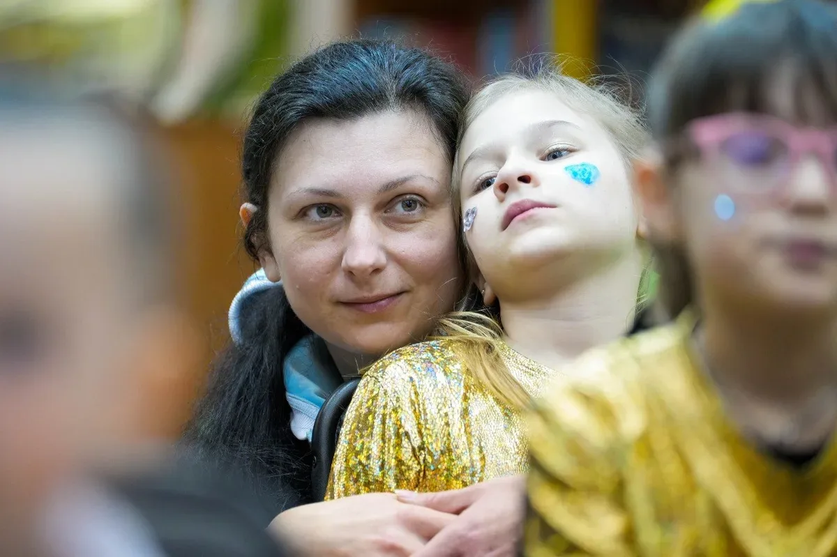 Діти виступають на святковому заході до Дня матері в Херсоні, організованому Project HOPE 7