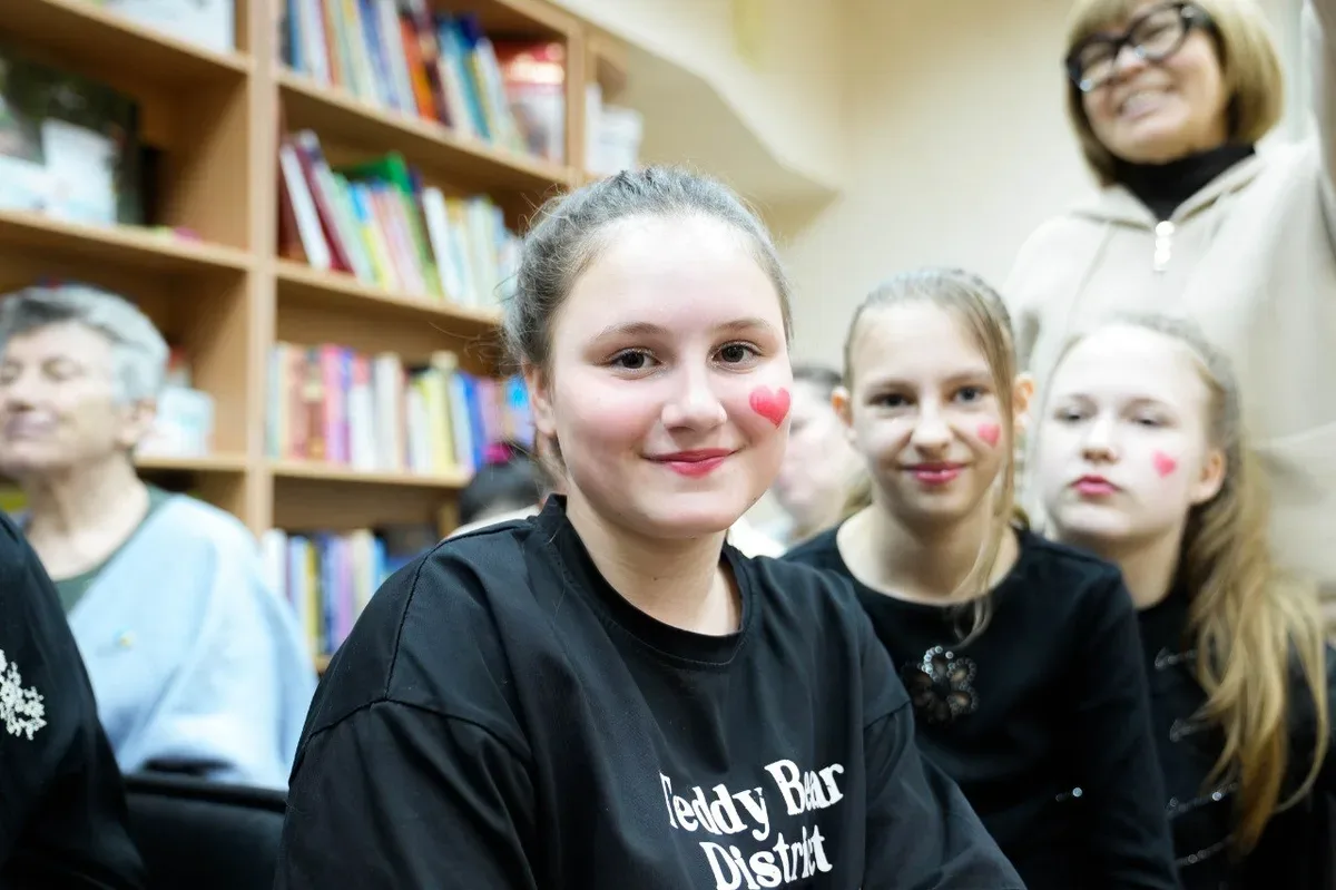 Діти виступають на святковому заході до Дня матері в Херсоні, організованому Project HOPE 8