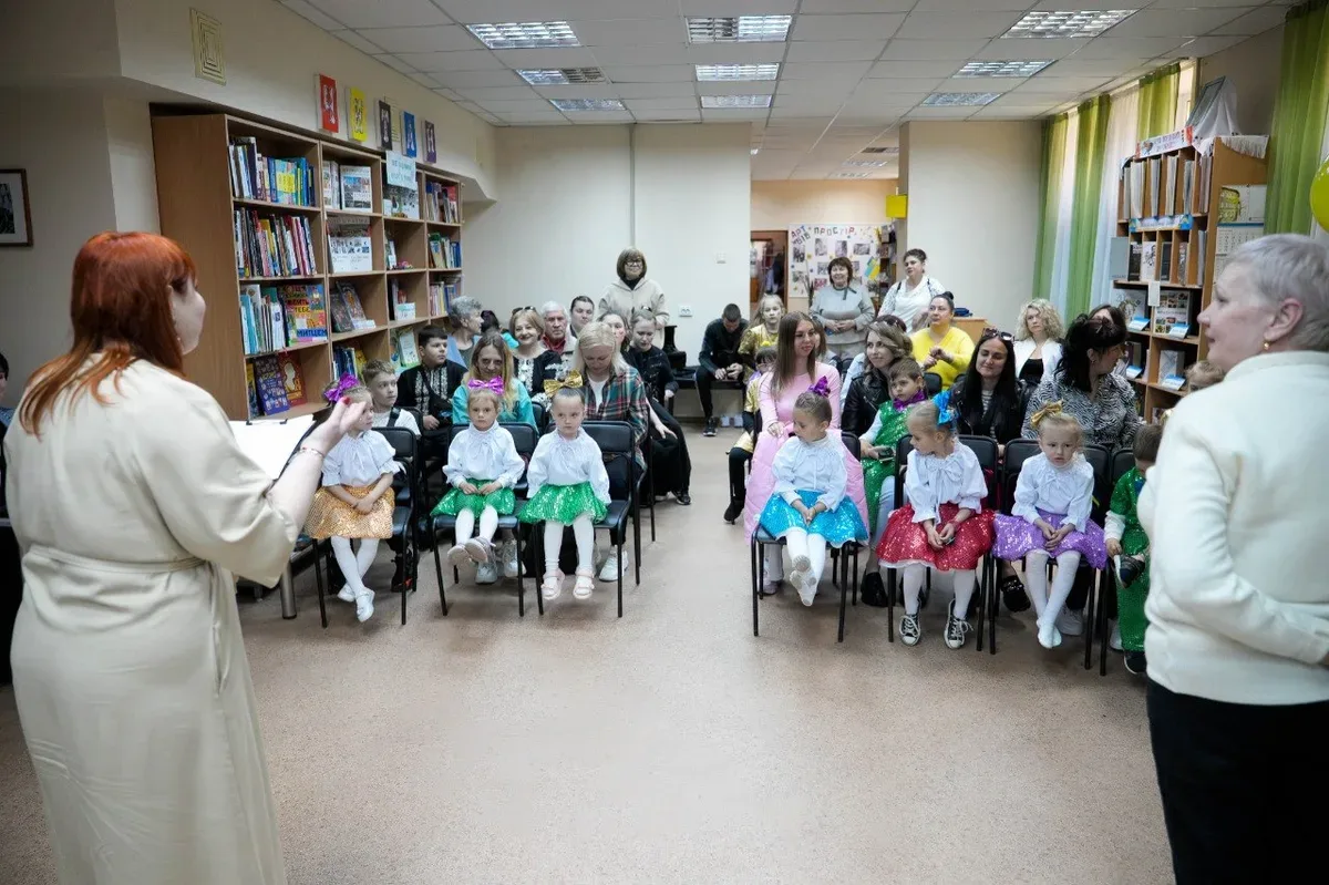 Діти виступають на святковому заході до Дня матері в Херсоні, організованому Project HOPE 9