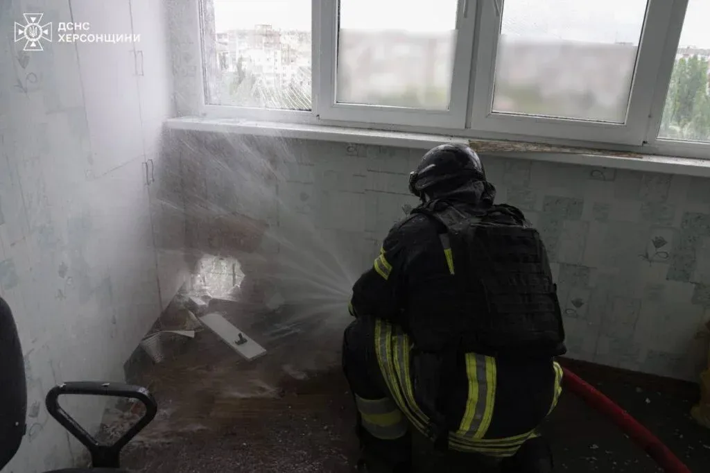 У Херсоні російські війська вдарили по рятувальниках, які гасили пожежу