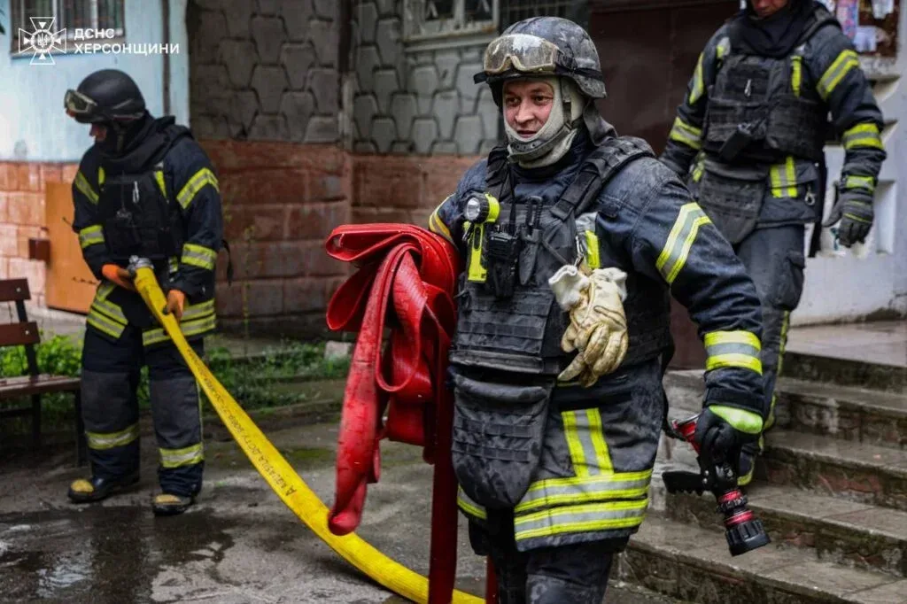 Пошкоджений автомобіль ДСНС у Херсоні після російського обстрілу під час гасіння пожежі 1