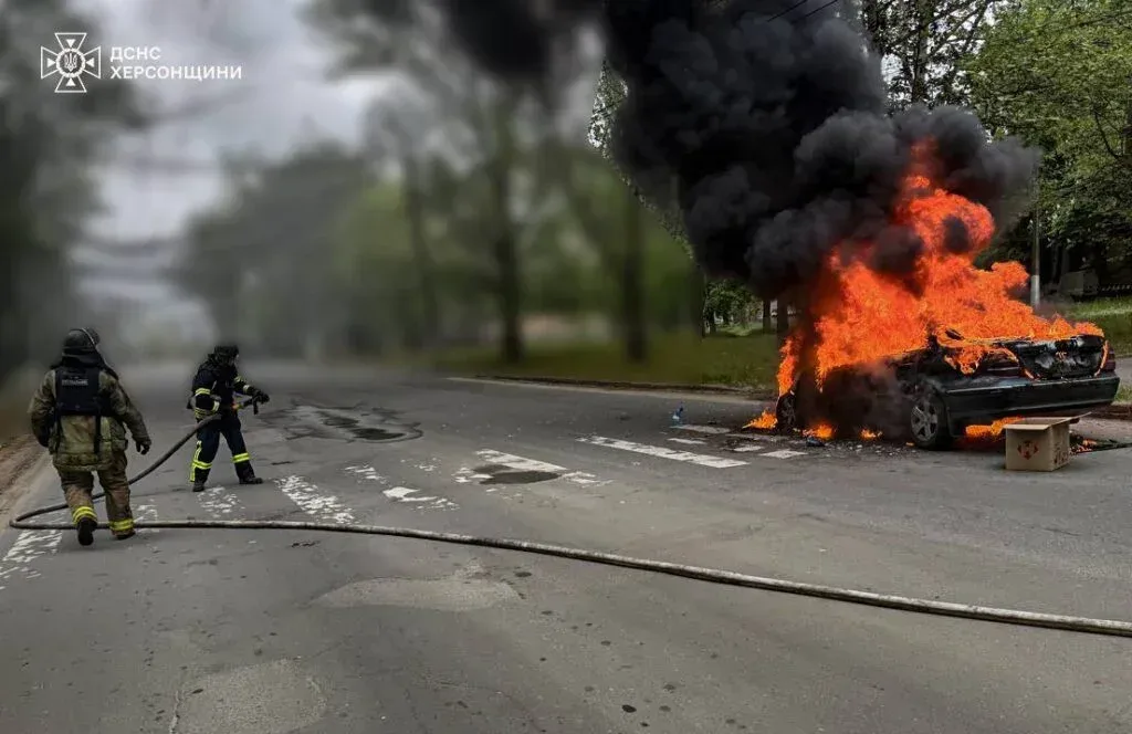 Пошкоджений автомобіль ДСНС у Херсоні після російського обстрілу під час гасіння пожежі 3