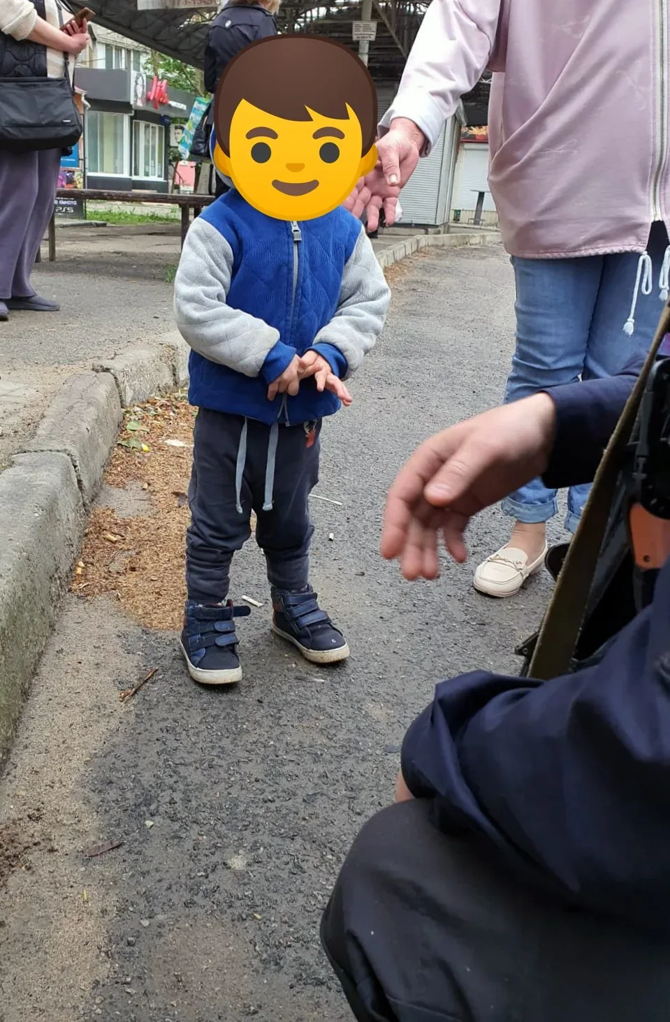 Трирічний хлопчик, якого розшукали поліцейські у Херсоні після ночі на вулиці через недогляд дорослих 1