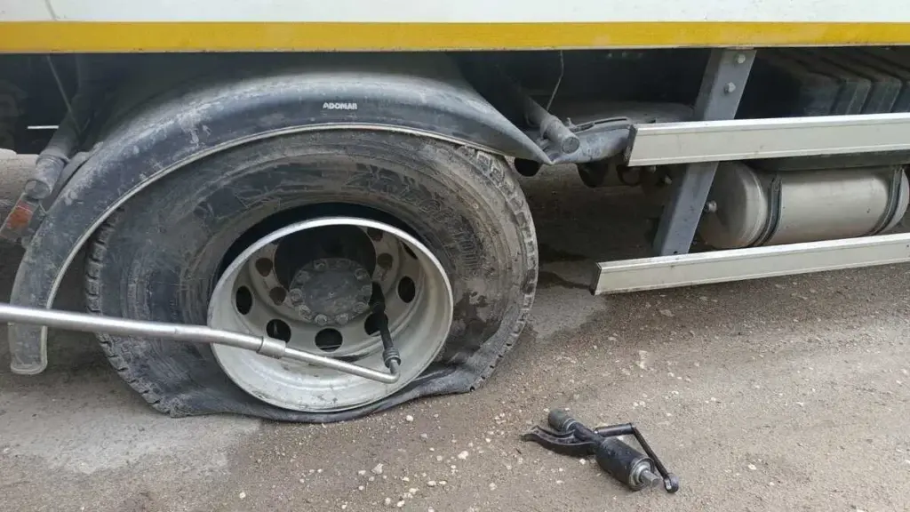 У Херсоні сміттєвоз комунальників наїхав на міну «Пряник»