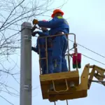 Роботи з відновлення електропостачання у Херсоні після обстрілів, енергетики ремонтують підстанцію