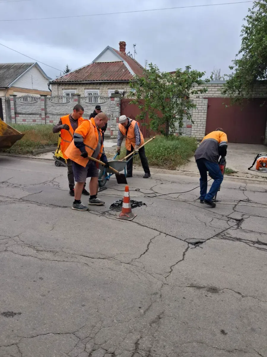 Працівники комунальної служби ремонтують дорогу в Херсоні, забирають сміття 2