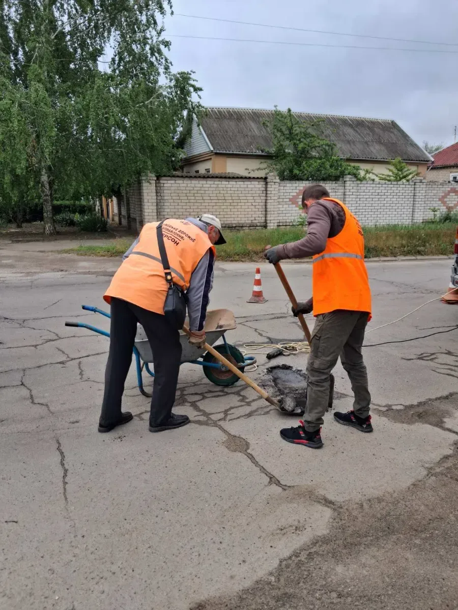Працівники комунальної служби ремонтують дорогу в Херсоні, забирають сміття 3