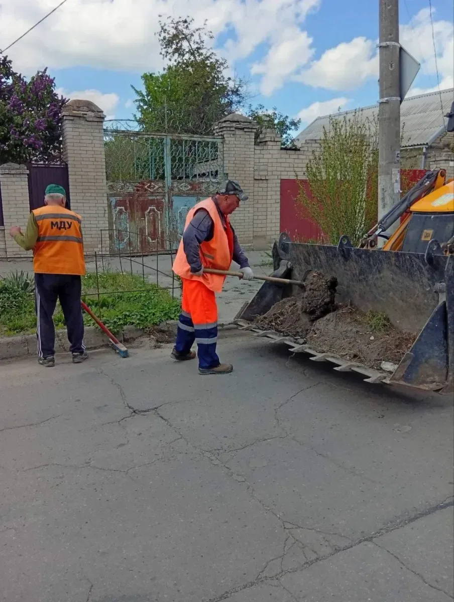 Працівники комунальної служби ремонтують дорогу в Херсоні, забирають сміття 6