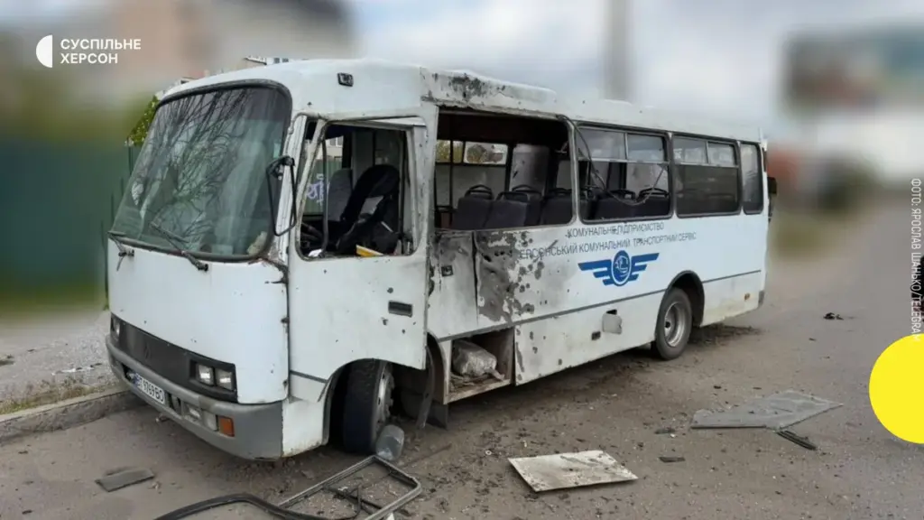 У Херсоні водій автобуса поранений внаслідок повторної атаки РФ