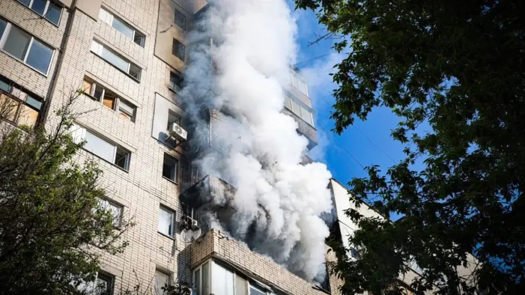 У Херсоні загорілася квартира після удару дрона, врятували чотирьох людей