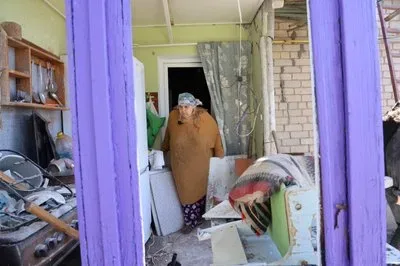 Зруйнований будинок у Херсоні після російського обстрілу 6 травня, пошкоджені дах та стіни 1