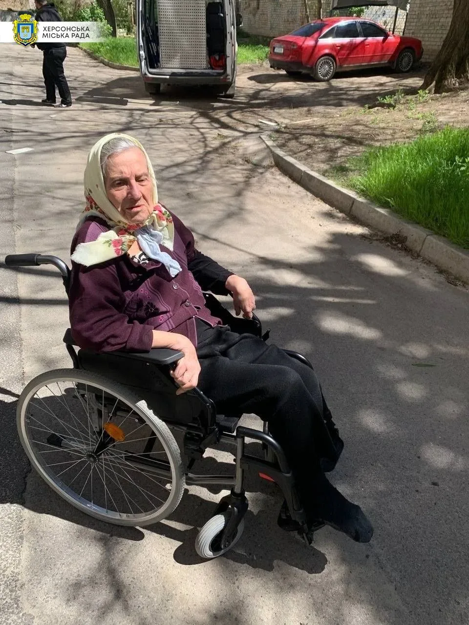 Спеціалізоване "Соціальне таксі" у Херсоні перевозить маломобільних громадян, допомагаючи їм дістатися до важливих установ. 2