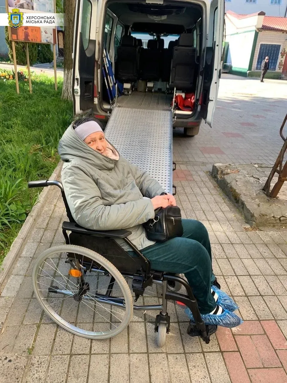 Спеціалізоване "Соціальне таксі" у Херсоні перевозить маломобільних громадян, допомагаючи їм дістатися до важливих установ. 4