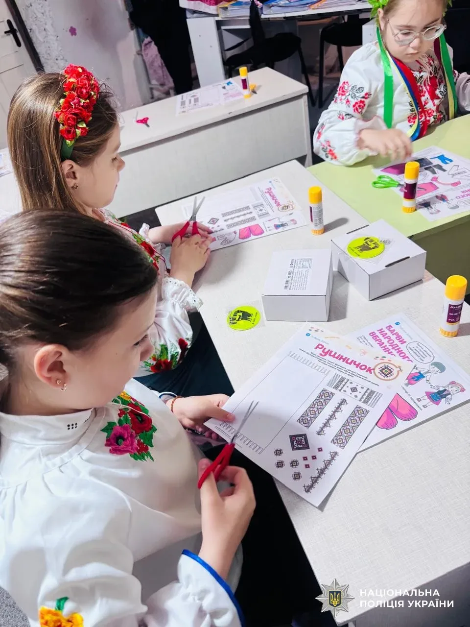 Діти в укритті під час майстер-класу до Дня вишиванки, розмальовують футболки з українськими орнаментами. 2