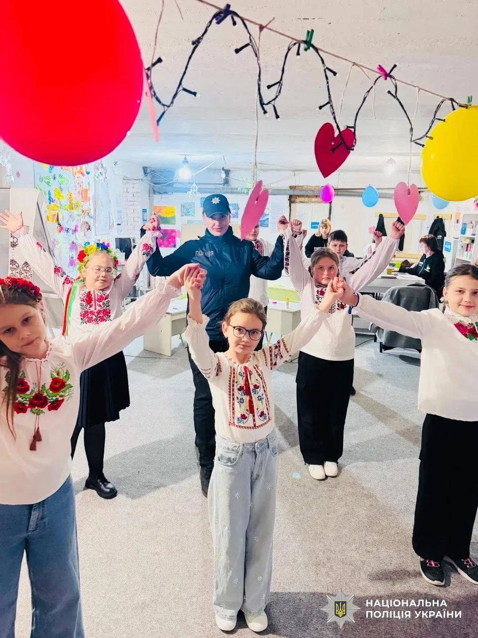 Діти в укритті під час майстер-класу до Дня вишиванки, розмальовують футболки з українськими орнаментами. 6