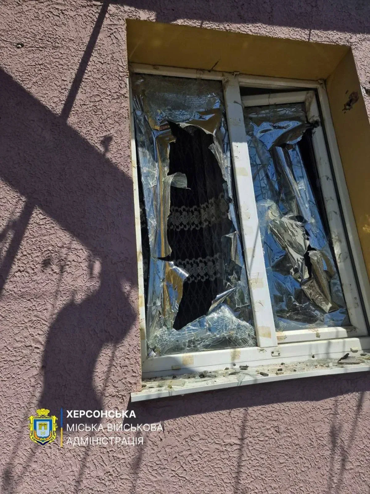 Наслідки російського обстрілу Комишан на Херсонщині: зруйновані дахи та вибиті вікна приватних будинків, видимі уламки. 1