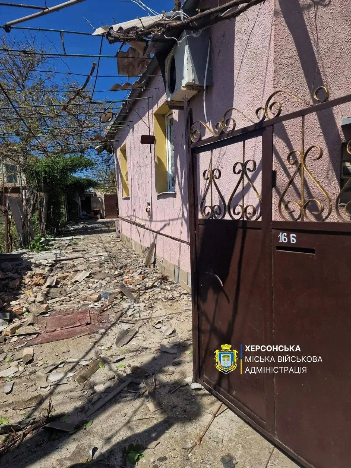 Наслідки російського обстрілу Комишан на Херсонщині: зруйновані дахи та вибиті вікна приватних будинків, видимі уламки. 2