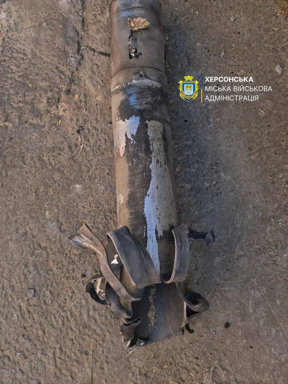 Наслідки російського обстрілу Комишан на Херсонщині: зруйновані дахи та вибиті вікна приватних будинків, видимі уламки. 3