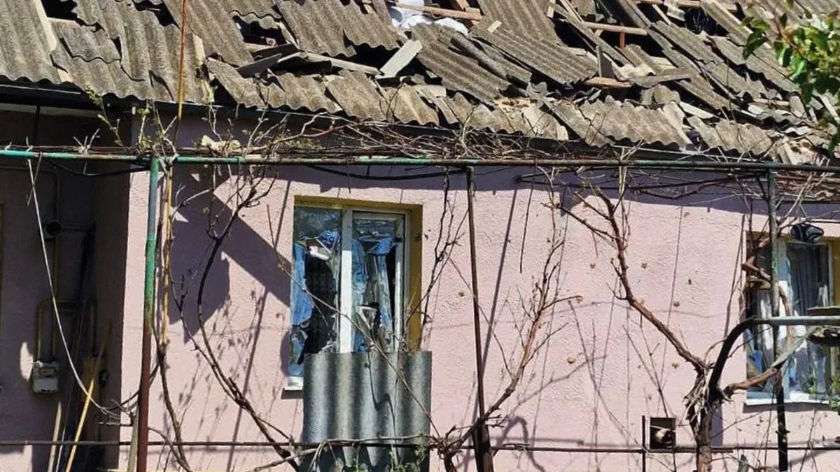 Наслідки російського обстрілу Комишан на Херсонщині: зруйновані дахи та вибиті вікна приватних будинків, видимі уламки. 4