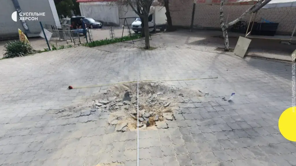 У Корабельному районі Херсона російський дрон влучив у магазин, четверо поранених