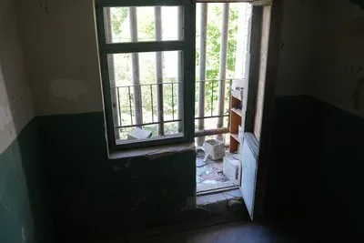 Пошкоджений будинок у Корабельному районі Херсона після обстрілу 27 травня, видні вибиті вікна 3