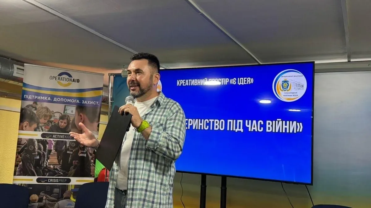 Жінки на зустрічі в Херсоні обговорюють виклики материнства під час війни, заступник голови ОДА виступає 1