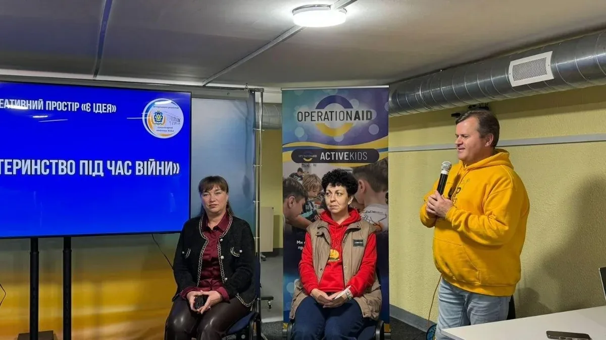 Жінки на зустрічі в Херсоні обговорюють виклики материнства під час війни, заступник голови ОДА виступає 2