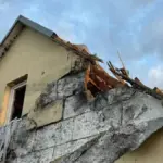 Пошкоджений будинок у Зеленівці після атаки російських дронів
