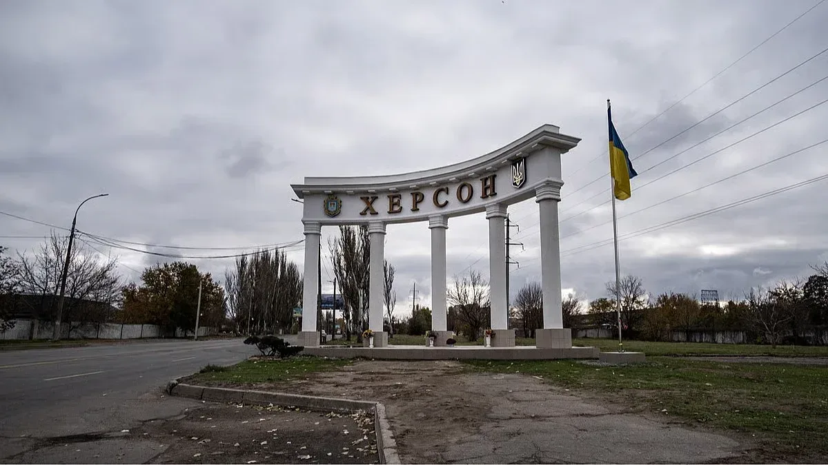 Російський підручник із суспільствознавства, де Херсон позначений як «центр суб’єкта РФ» на карті Росії 2025 року. 2