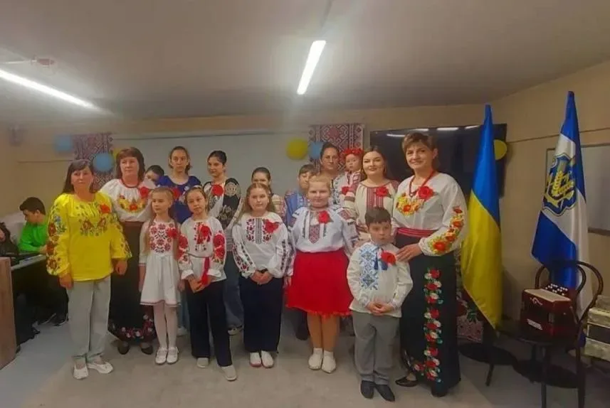Учасники урочистостей у Степанівці до Дня пам'яті та перемоги над нацизмом, включаючи ветеранів та військових. 1