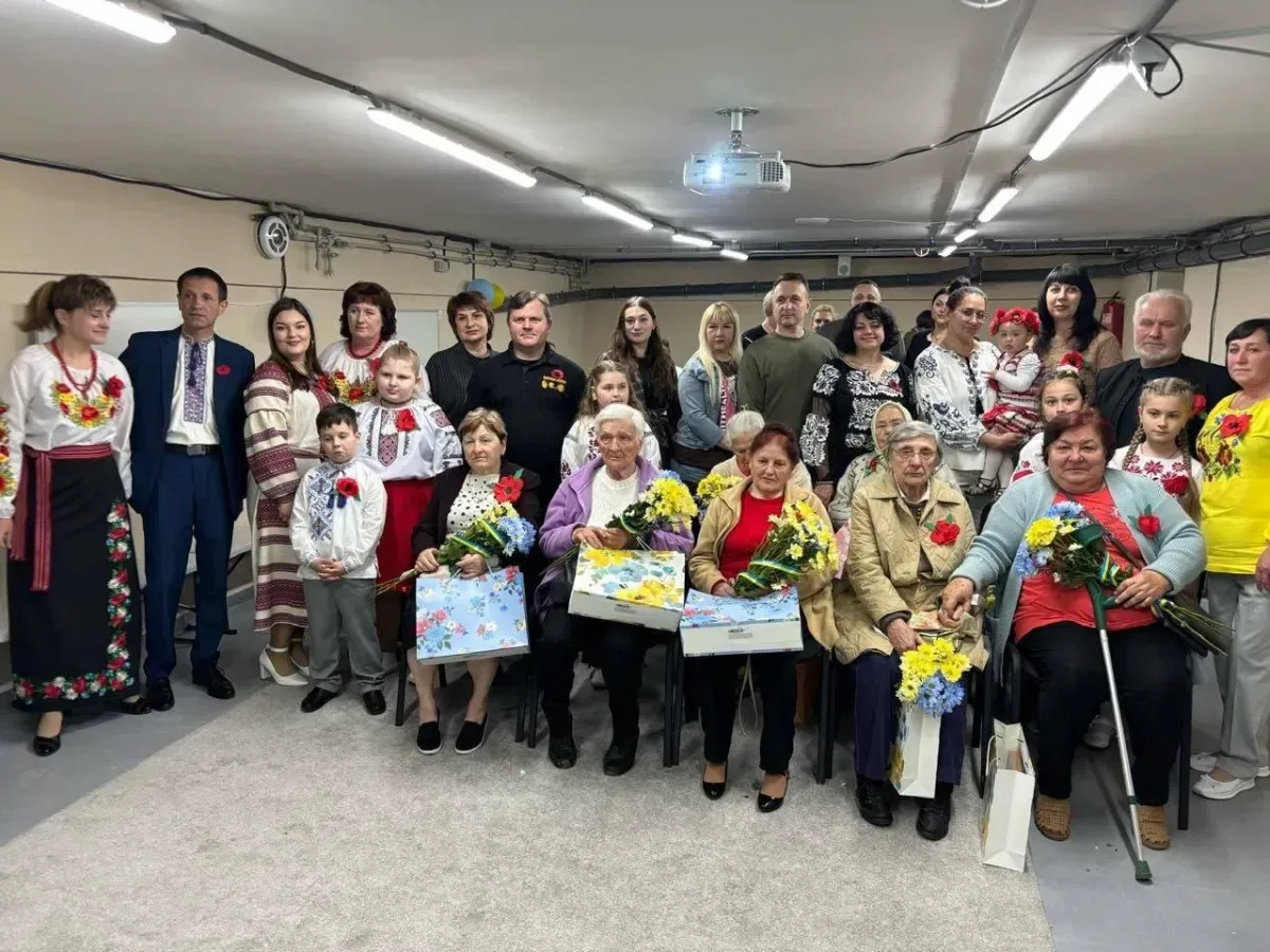 Учасники урочистостей у Степанівці до Дня пам'яті та перемоги над нацизмом, включаючи ветеранів та військових. 2