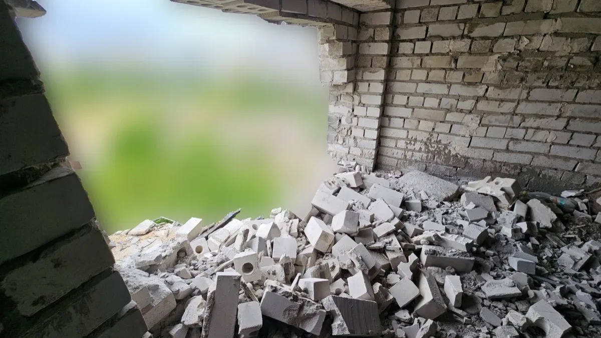 Пошкоджений багатоквартирний будинок у Херсоні після обстрілу, бригади швидкої допомоги надають допомогу постраждалим. 1