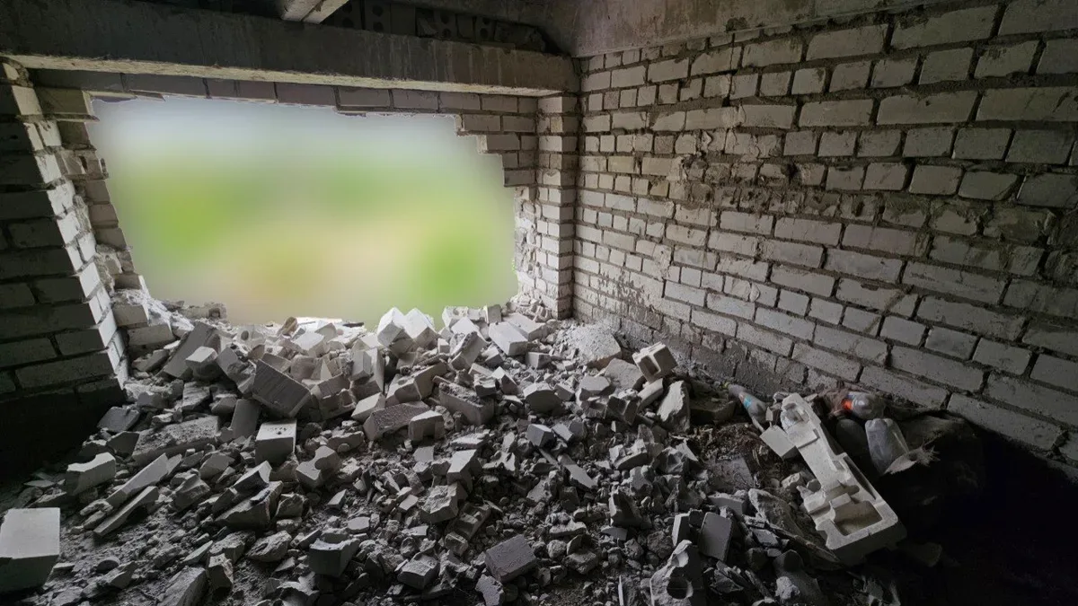 Пошкоджений багатоквартирний будинок у Херсоні після обстрілу, бригади швидкої допомоги надають допомогу постраждалим. 2