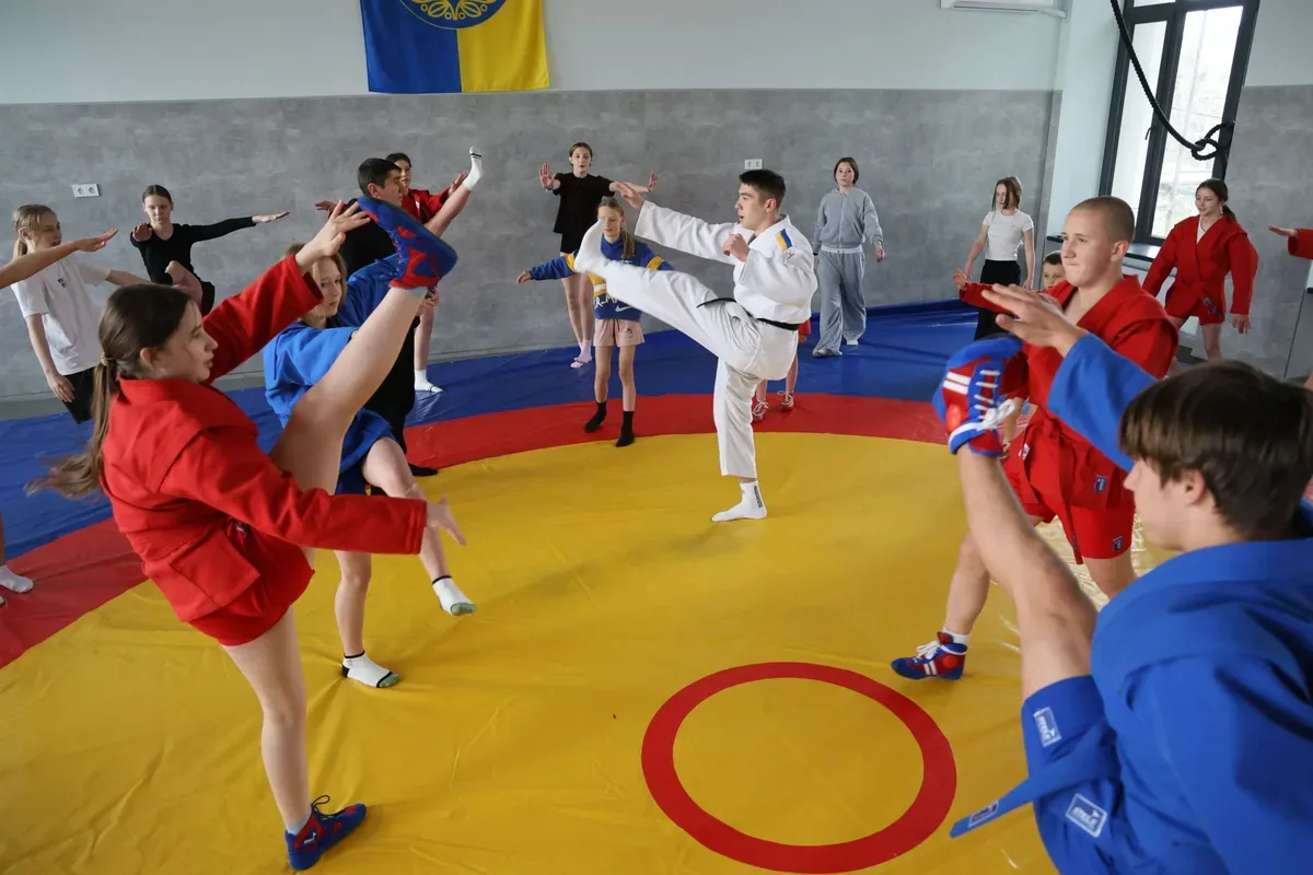 Діти займаються самбо в спортивному залі Великоолександрівської ДЮСШ 4
