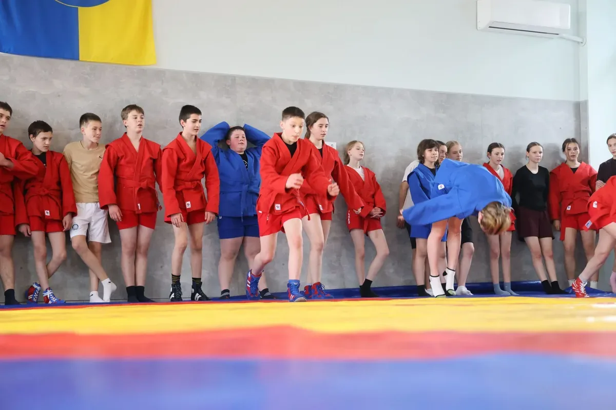 Діти займаються самбо в спортивному залі Великоолександрівської ДЮСШ 8