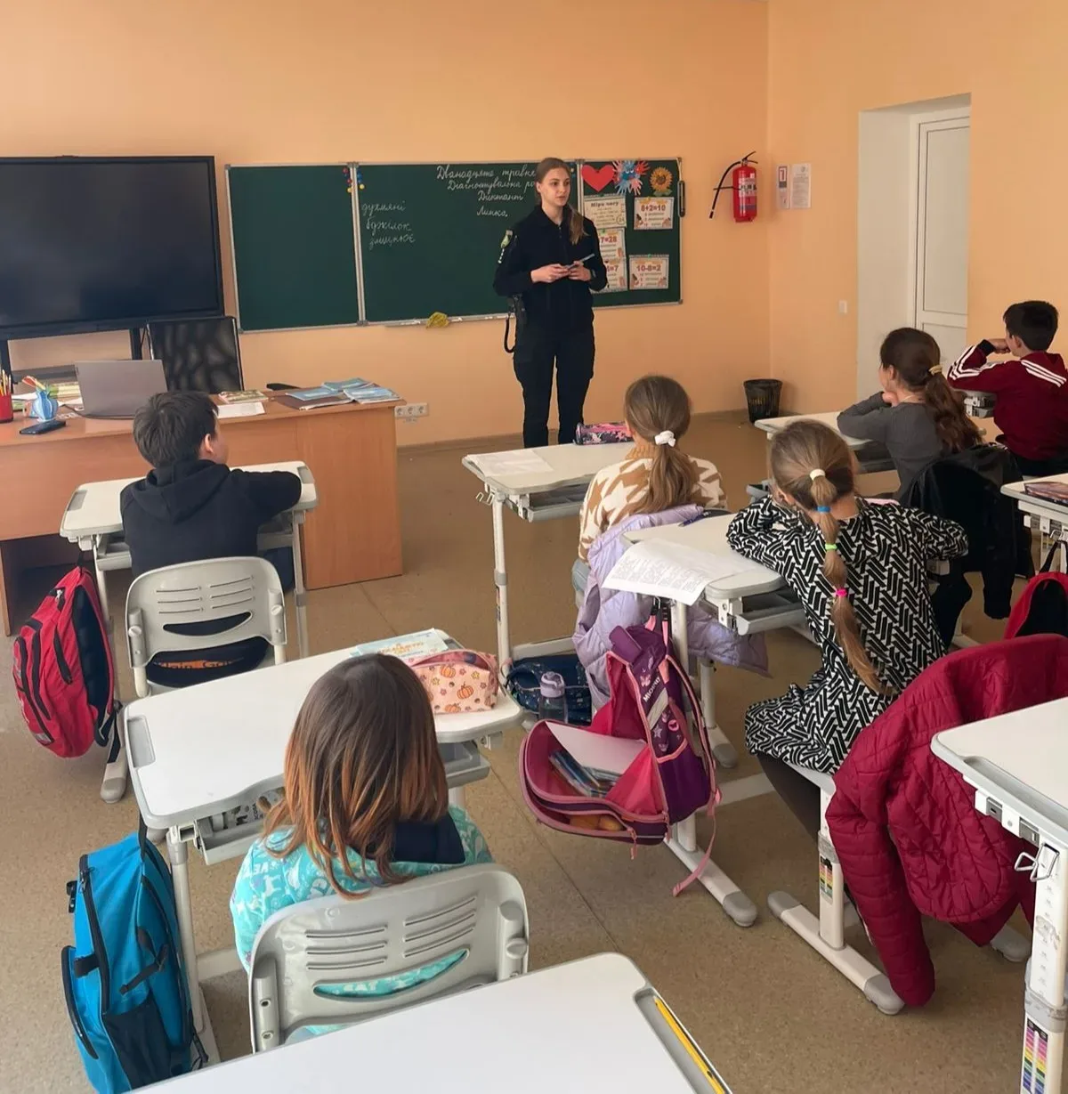 Поліцейська проводить урок для школярів щодо безпечної поведінки в інтернеті та розпізнавання небезпек у соцмережах. 1