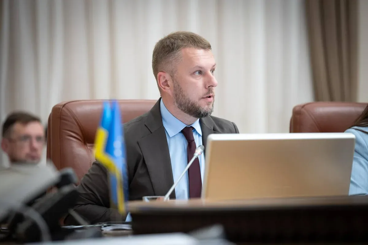 Схема блочно-модульної котельні на фоні міста, що готується до зими 2