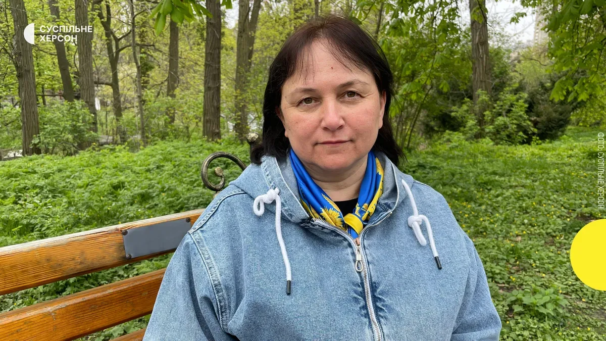 Оксана Маркова, вчителька української мови та літератури, тримає диплом конкурсу "Я — журналіст" 8