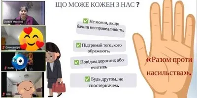 Оксана Маркова, вчителька української мови та літератури, тримає диплом конкурсу "Я — журналіст" 1