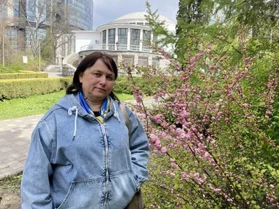 Оксана Маркова, вчителька української мови та літератури, тримає диплом конкурсу "Я — журналіст" 2
