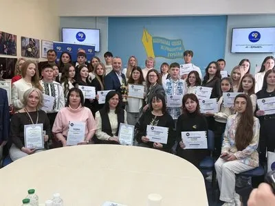Оксана Маркова, вчителька української мови та літератури, тримає диплом конкурсу "Я — журналіст" 4