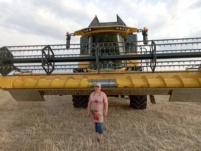 Оксана Маркова, вчителька української мови та літератури, тримає диплом конкурсу "Я — журналіст" 6