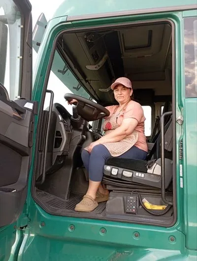 Оксана Маркова, вчителька української мови та літератури, тримає диплом конкурсу "Я — журналіст" 7