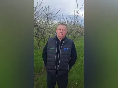 Аграрії Херсонщини використовують багаття для захисту фруктових дерев від весняних заморозків, що загрожують урожаю 2026 року. 1