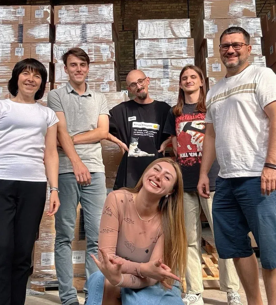 Креативна директорка Minelly Йоша з кавою в руках на тлі кавового виробництва 5