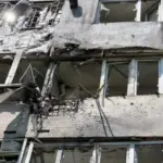 Наслідки російських обстрілів у Херсоні: пошкоджені будинки, рятувальники на місці події