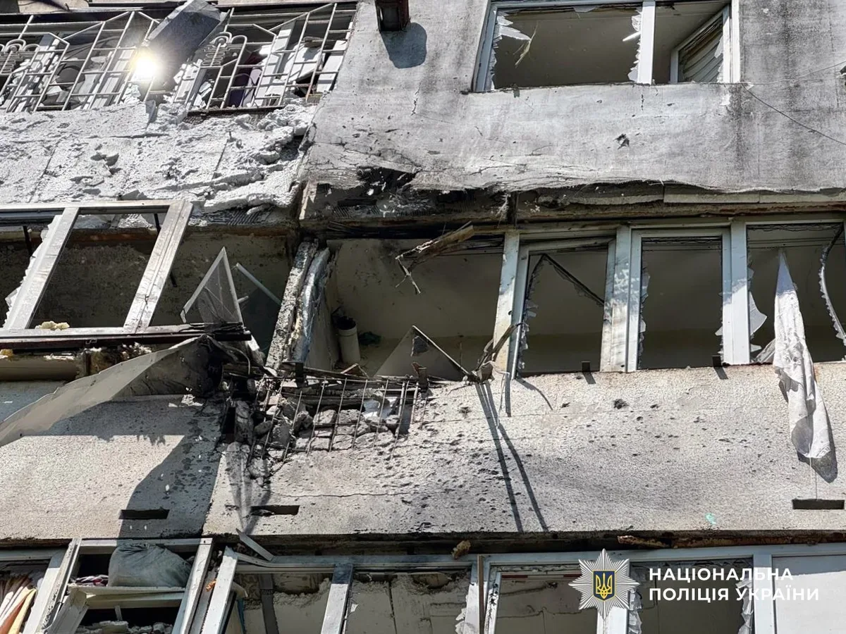 Наслідки російських обстрілів у Херсоні: пошкоджені будинки, рятувальники на місці події 1