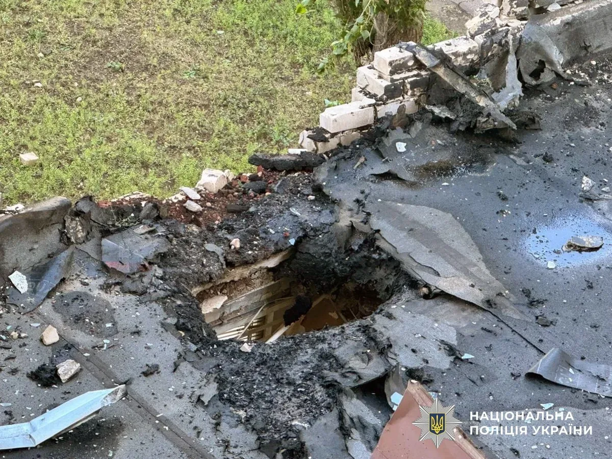 Наслідки російських обстрілів у Херсоні: пошкоджені будинки, рятувальники на місці події 2