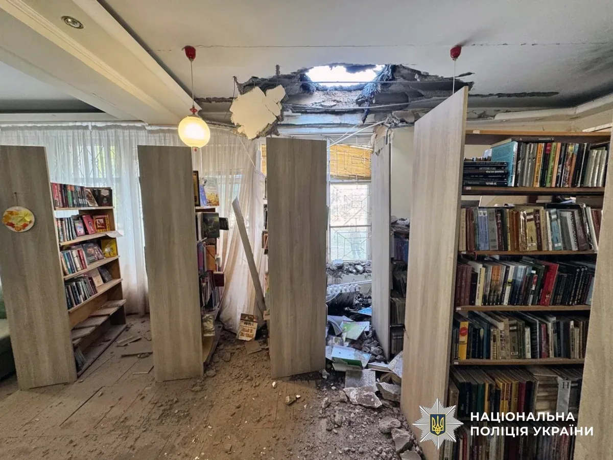 Наслідки російських обстрілів у Херсоні: пошкоджені будинки, рятувальники на місці події 3