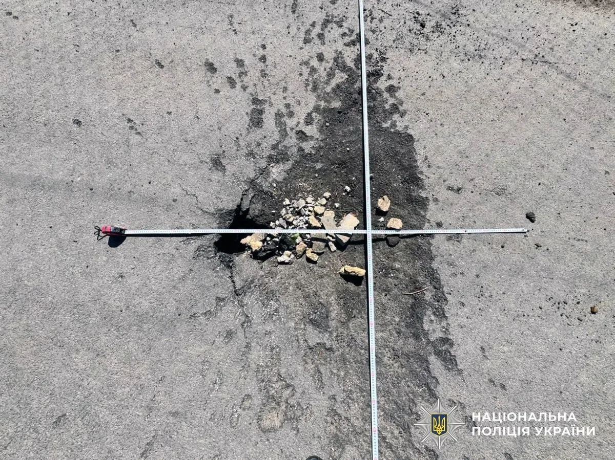 Наслідки російських обстрілів у Херсоні: пошкоджені будинки, рятувальники на місці події 4